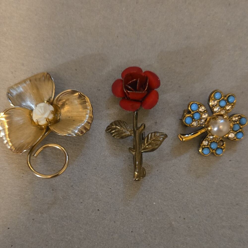 Charming Trio of Vintage mid-century costume jewelry brooches